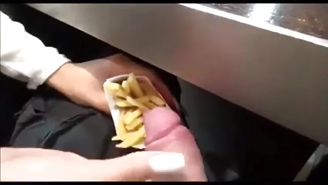 Seksi porno kaydı Asya porna indit busty kadın beyaz bikinili poz