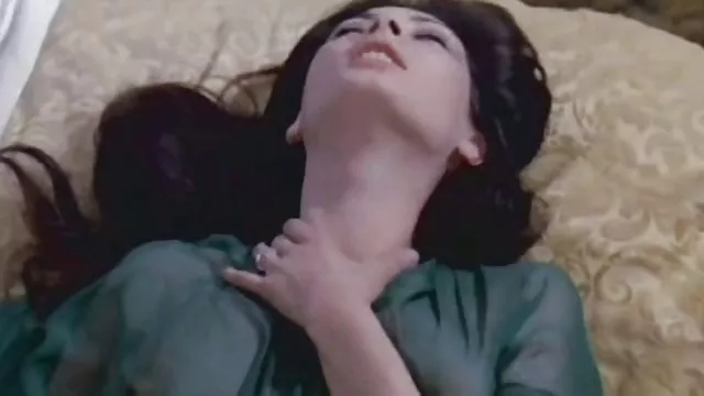 Seksi porno kaydı Rina Koizumi Asyalı mobil sex türbanlı genç azgın bir adamla seks oyunu sunar